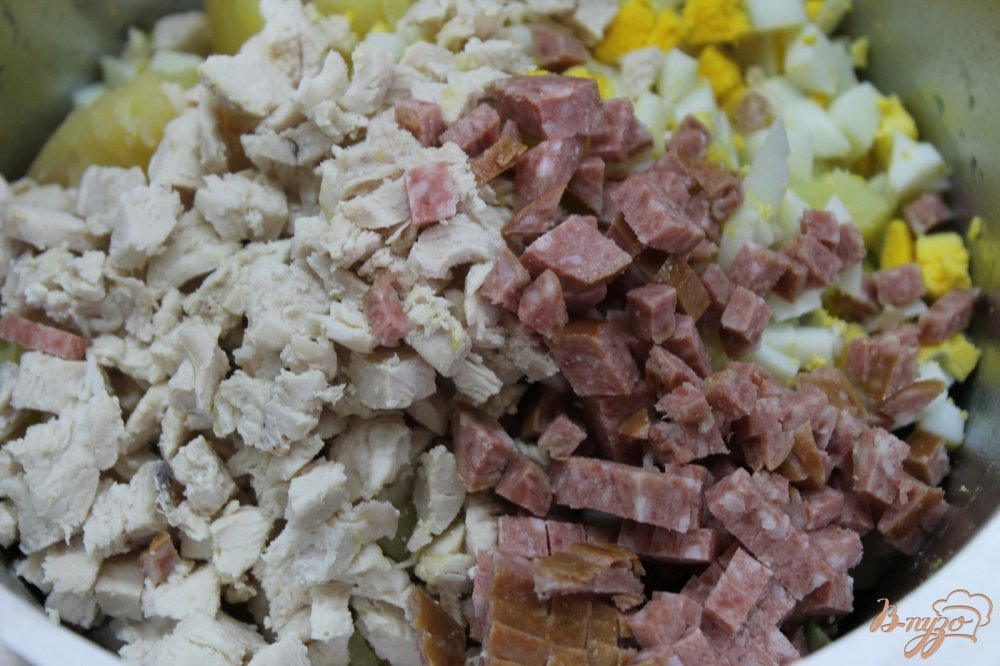 Окрошка на курином бульоне из куриным филе и копченой колбасой Окрошка на курином бульоне из куриным филе и копченой колбасой