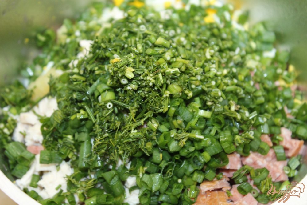 Окрошка на курином бульоне из куриным филе и копченой колбасой Окрошка на курином бульоне из куриным филе и копченой колбасой