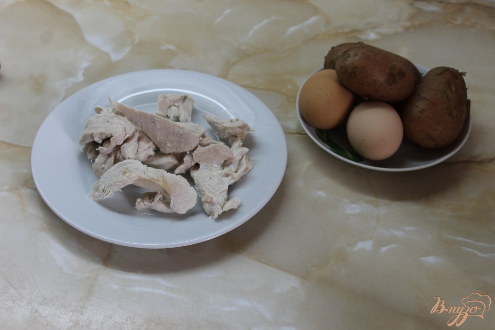 Окрошка на курином бульоне из куриным филе и копченой колбасой Окрошка на курином бульоне из куриным филе и копченой колбасой