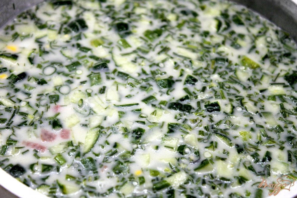 Окрошка на курином бульоне из куриным филе и копченой колбасой Окрошка на курином бульоне из куриным филе и копченой колбасой