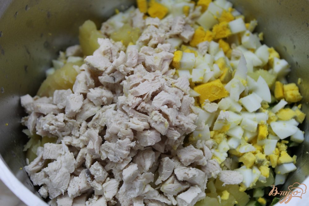 Окрошка на курином бульоне из куриным филе и копченой колбасой Окрошка на курином бульоне из куриным филе и копченой колбасой