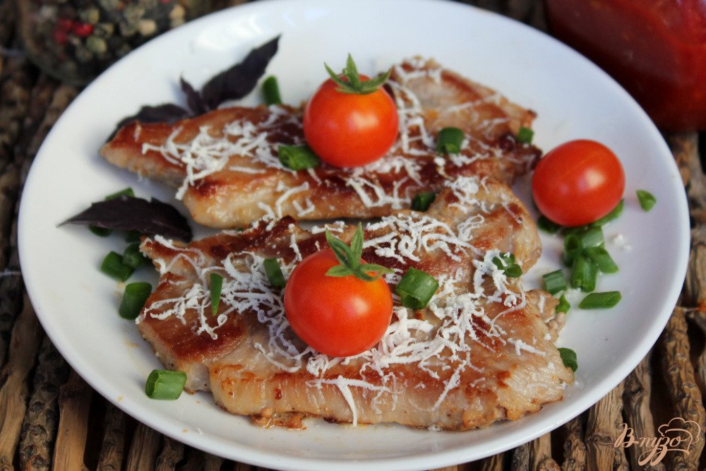 Жареная свинина с чесноком и брынзой Жареная свинина с чесноком и брынзой