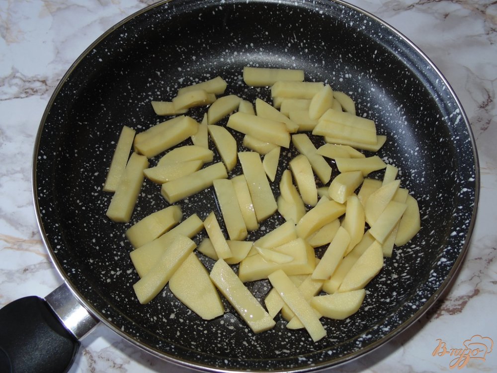 Жареный картофель с болгарским перцем, луком и зеленым горошком Жареный картофель с болгарским перцем, луком и зеленым горошком