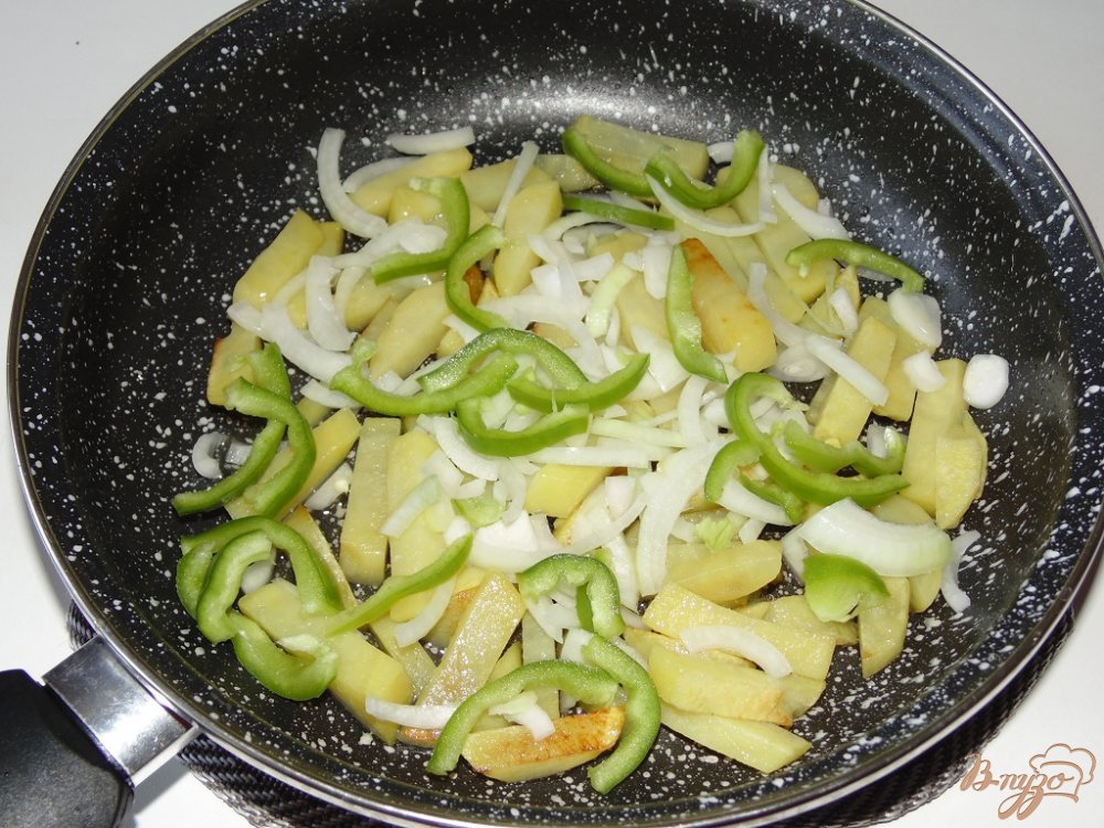 Жареный картофель с болгарским перцем, луком и зеленым горошком Жареный картофель с болгарским перцем, луком и зеленым горошком