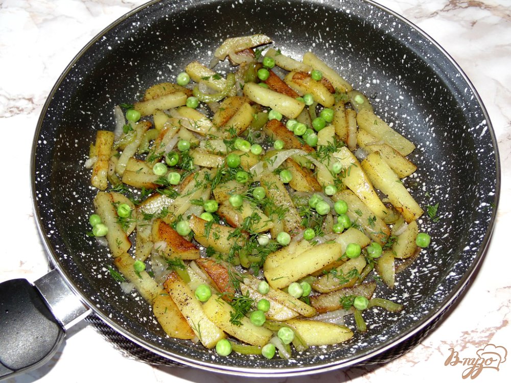 Жареный картофель с болгарским перцем, луком и зеленым горошком Жареный картофель с болгарским перцем, луком и зеленым горошком