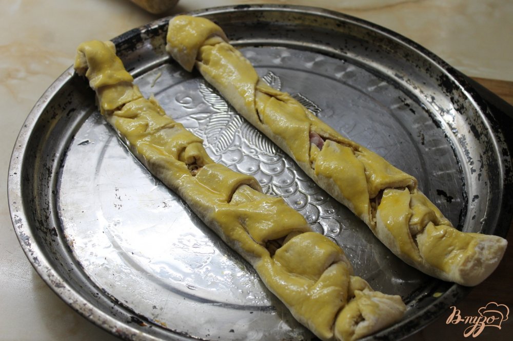 Сырные палочки из дрожжевого теста с охотничьими колбасками Сырные палочки из дрожжевого теста с охотничьими колбасками