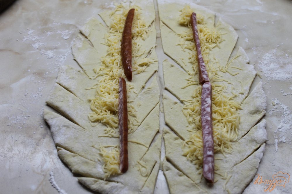 Сырные палочки из дрожжевого теста с охотничьими колбасками Сырные палочки из дрожжевого теста с охотничьими колбасками