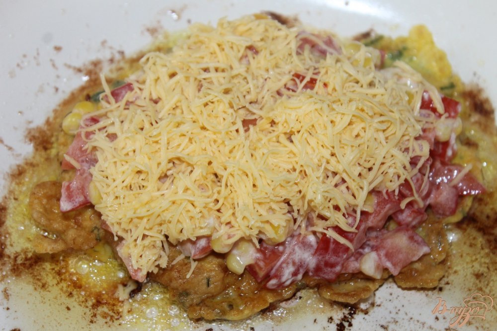 Куриная отбивная с отварной кукурузой и помидорами Куриная отбивная с отварной кукурузой и помидорами