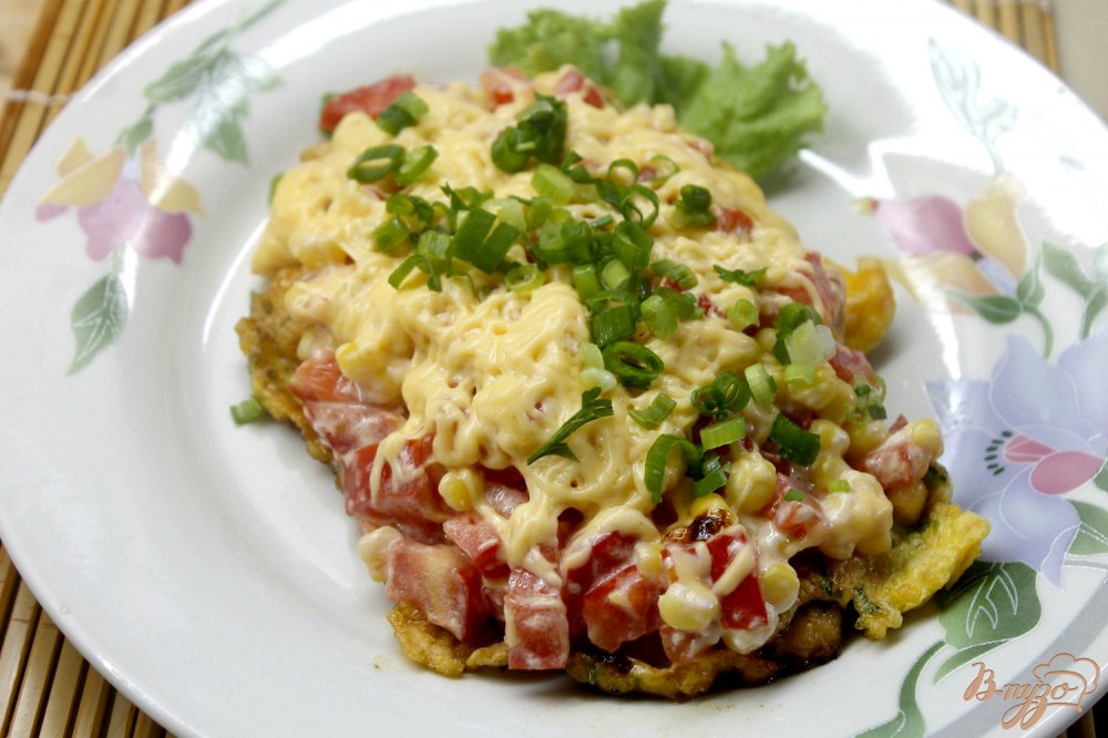 Куриная отбивная с отварной кукурузой и помидорами Куриная отбивная с отварной кукурузой и помидорами