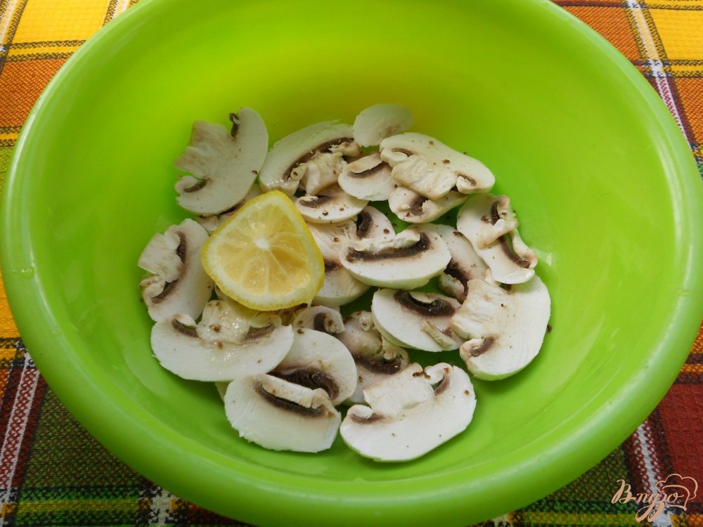 Салат из сырых шампиньонов с маслинами и курицей Салат из сырых шампиньонов с маслинами и курицей