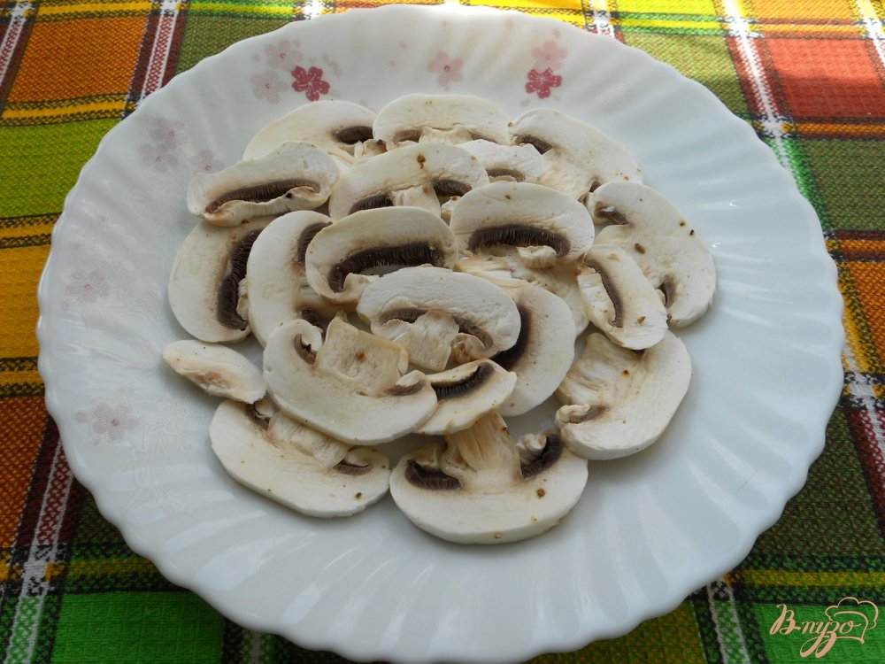 Салат из сырых шампиньонов с маслинами и курицей Салат из сырых шампиньонов с маслинами и курицей