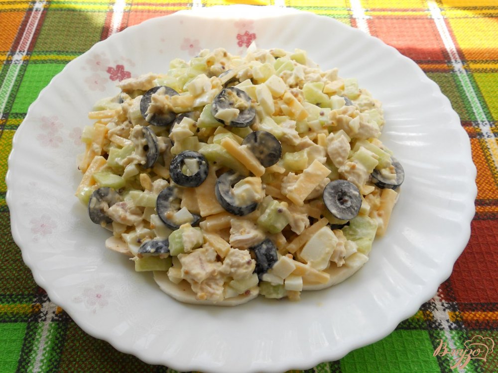 Салат из сырых шампиньонов с маслинами и курицей Салат из сырых шампиньонов с маслинами и курицей