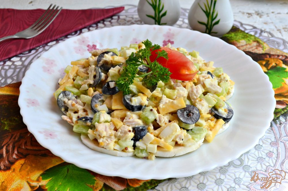 Салат из сырых шампиньонов с маслинами и курицей Салат из сырых шампиньонов с маслинами и курицей