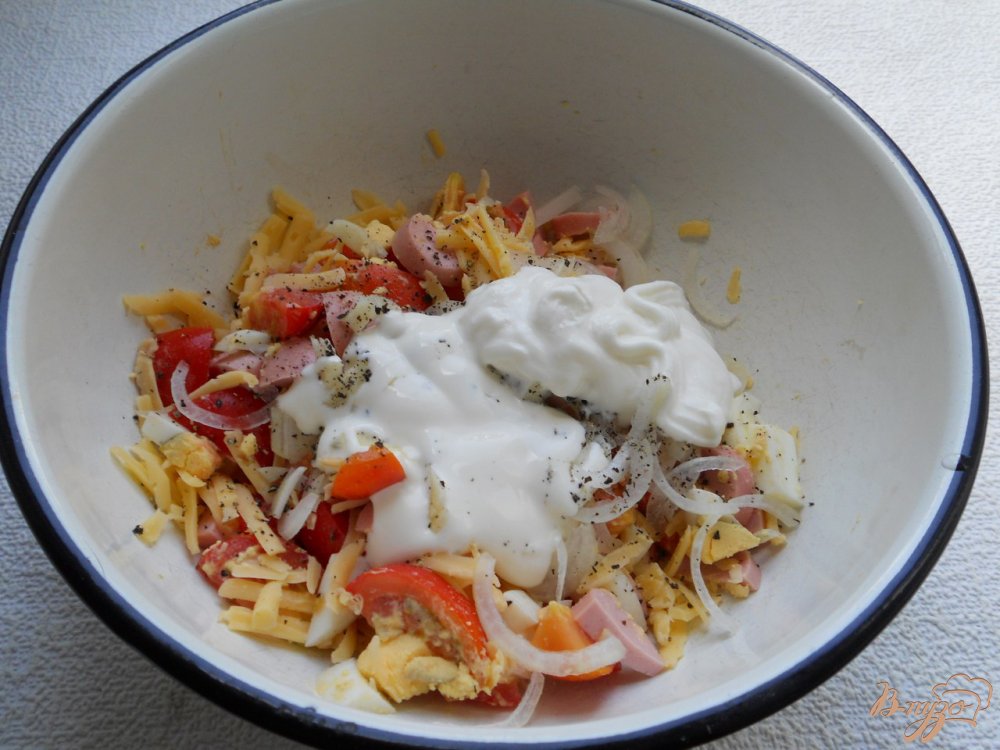 Салат с сосисками, сыром и помидорами Салат с сосисками, сыром и помидорами