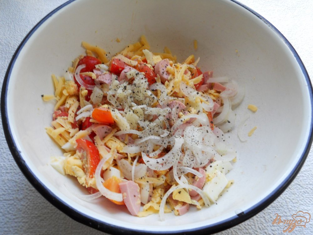 Салат с сосисками, сыром и помидорами Салат с сосисками, сыром и помидорами