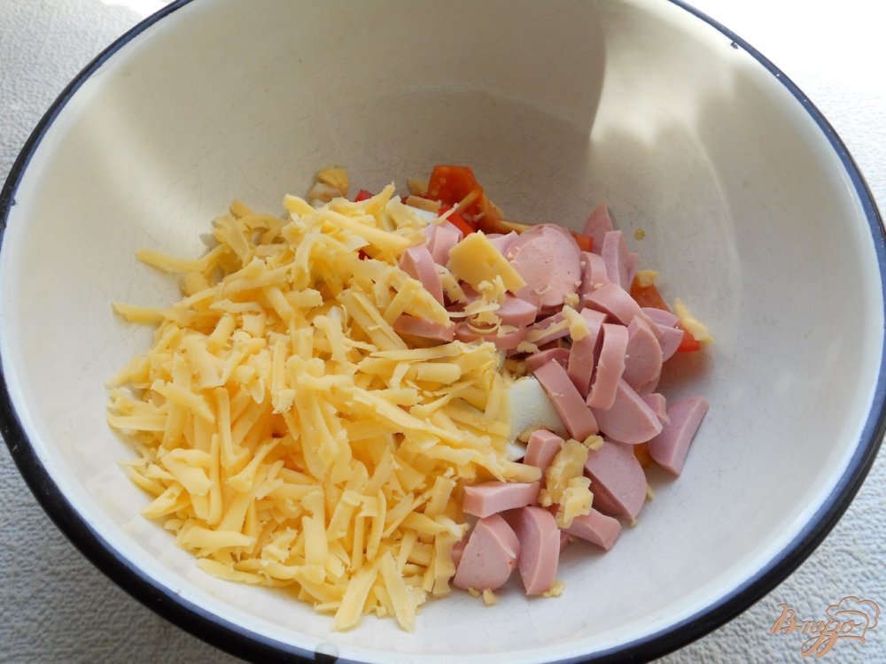 Салат с сосисками, сыром и помидорами Салат с сосисками, сыром и помидорами