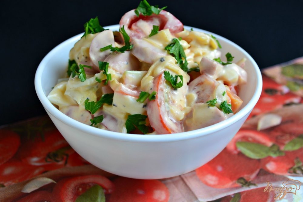 Салат с сосисками, сыром и помидорами Салат с сосисками, сыром и помидорами