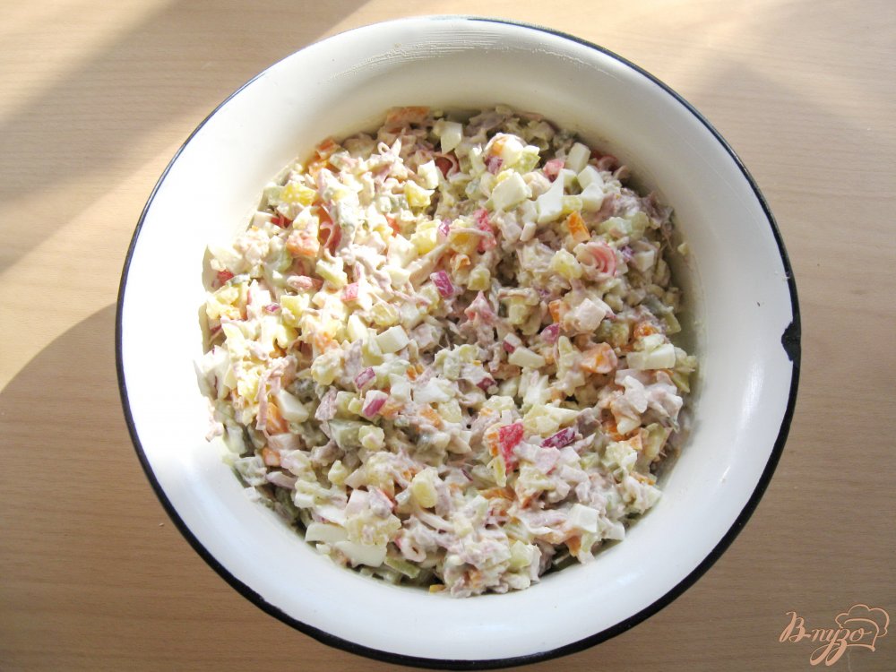 Салат с индейкой и крабовыми палочками Салат с индейкой и крабовыми палочками