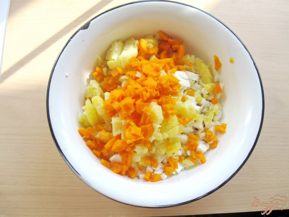 Салат с индейкой и крабовыми палочками Салат с индейкой и крабовыми палочками