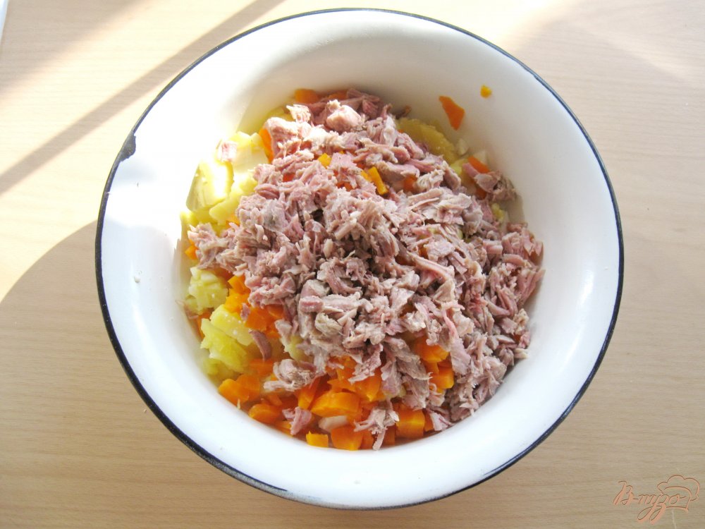 Салат с индейкой и крабовыми палочками Салат с индейкой и крабовыми палочками