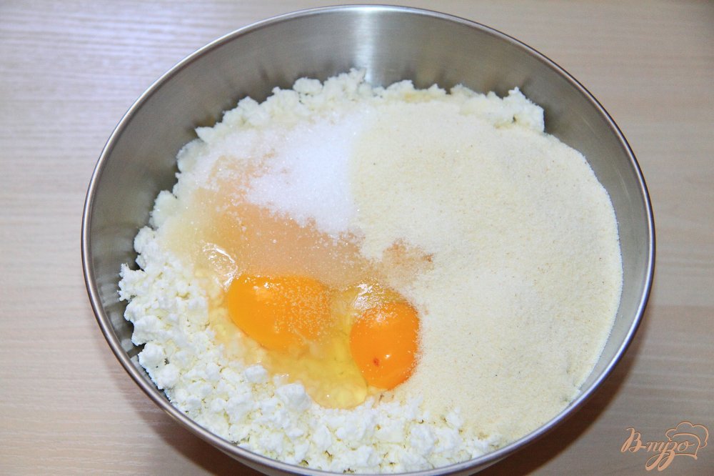 Творожные сырники с манкой и изюмом Творожные сырники с манкой и изюмом
