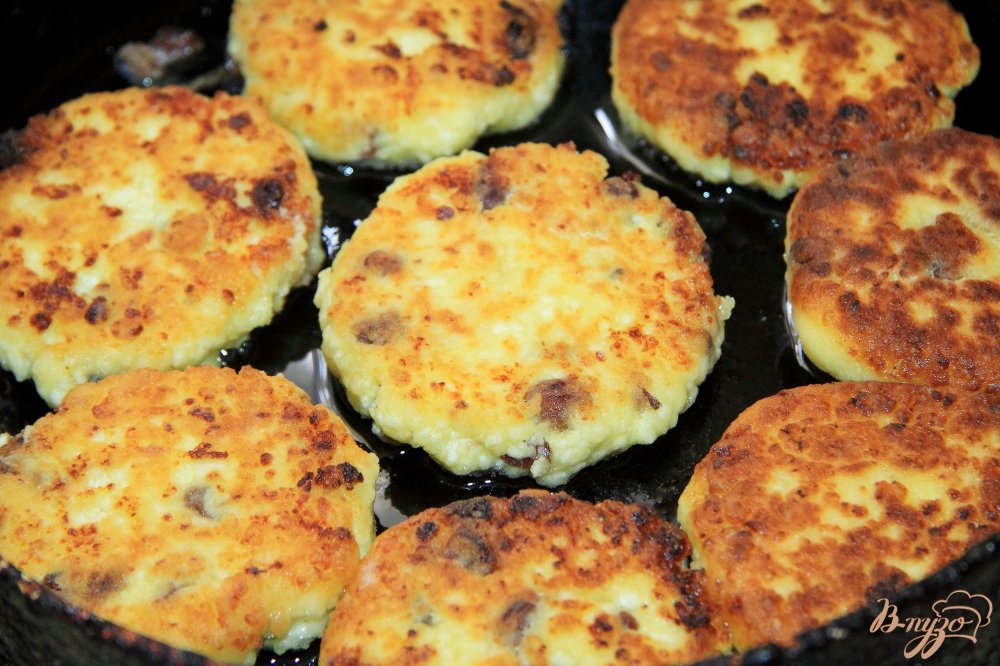 Творожные сырники с манкой и изюмом Творожные сырники с манкой и изюмом