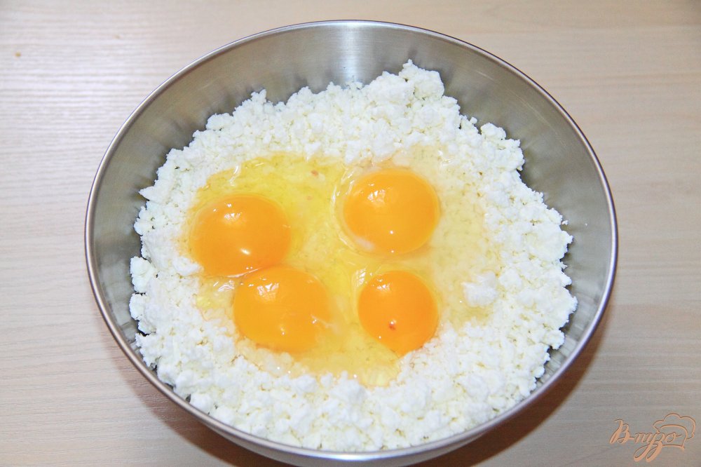 Творожные сырники с манкой и изюмом Творожные сырники с манкой и изюмом