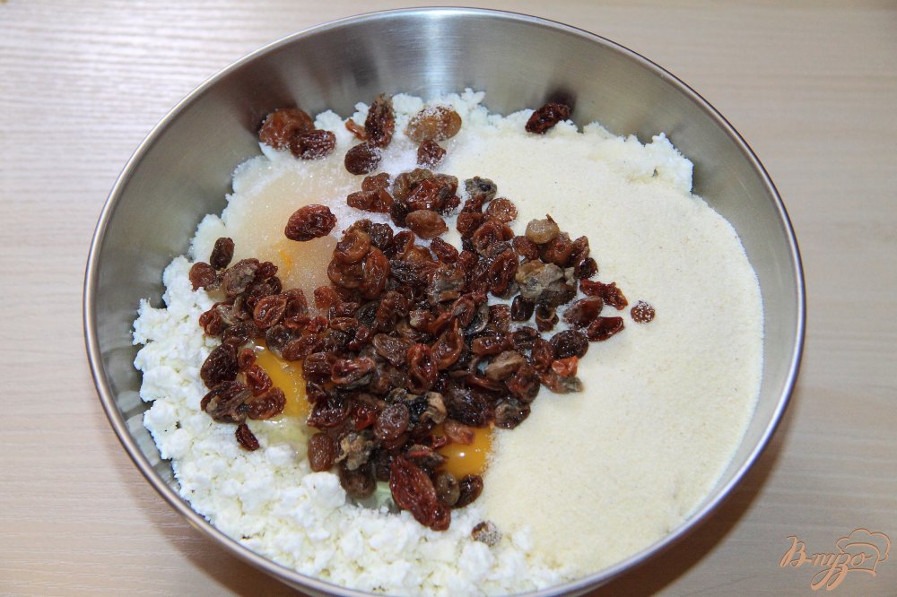 Творожные сырники с манкой и изюмом Творожные сырники с манкой и изюмом