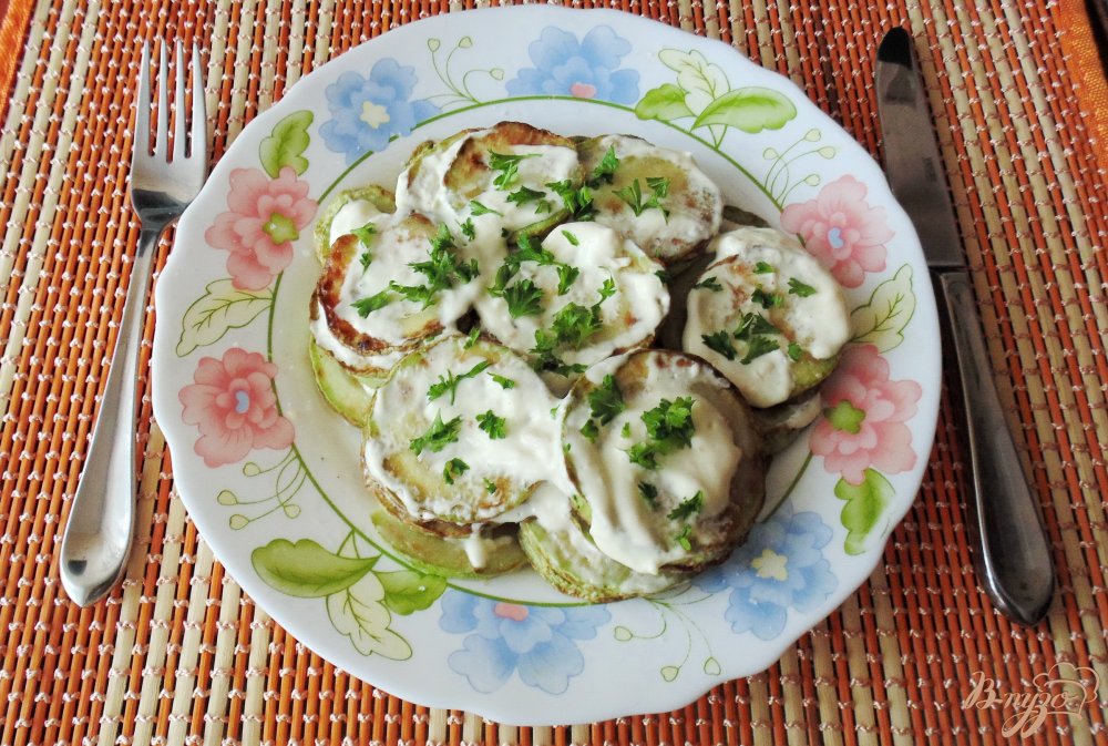 Жареные кабачки с соусом Жареные кабачки с соусом