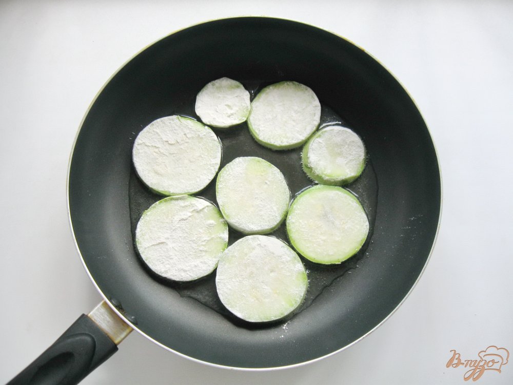 Жареные кабачки с соусом Жареные кабачки с соусом