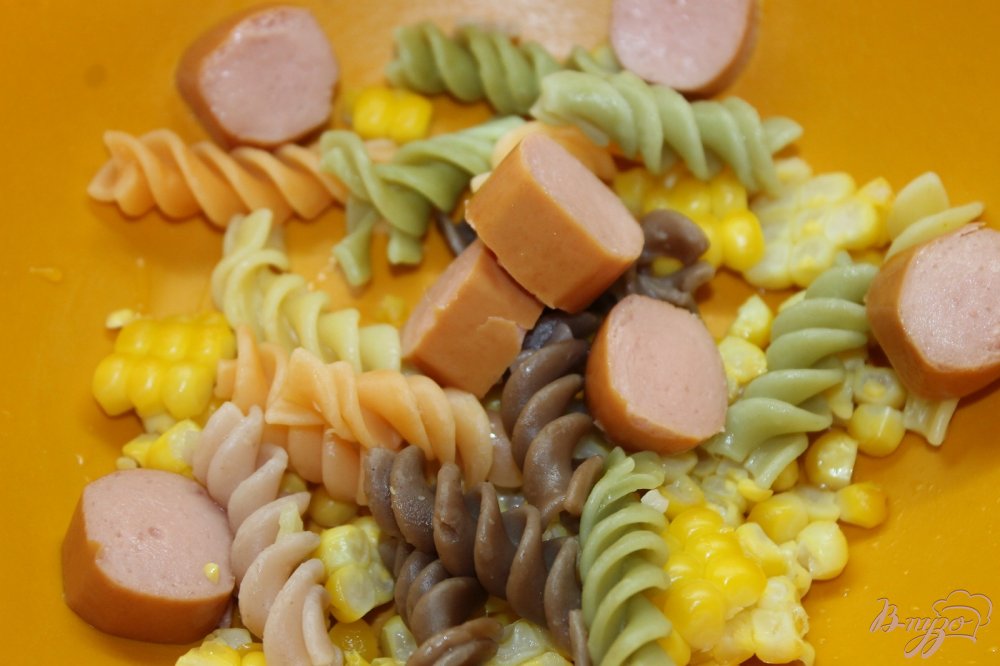 Салат из макарон, сосисок и маринованных шампиньонов Салат из макарон, сосисок и маринованных шампиньонов