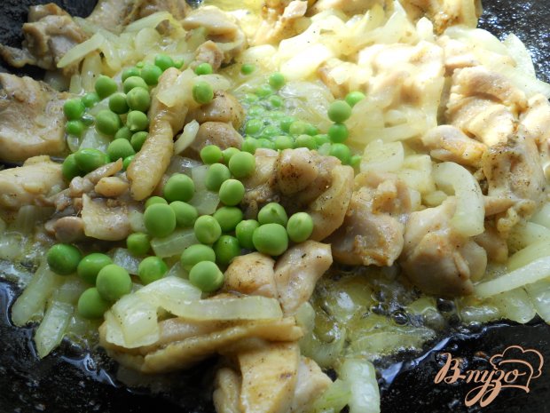 Молодой картофель с жареной курицей и горошком Молодой картофель с жареной курицей и горошком