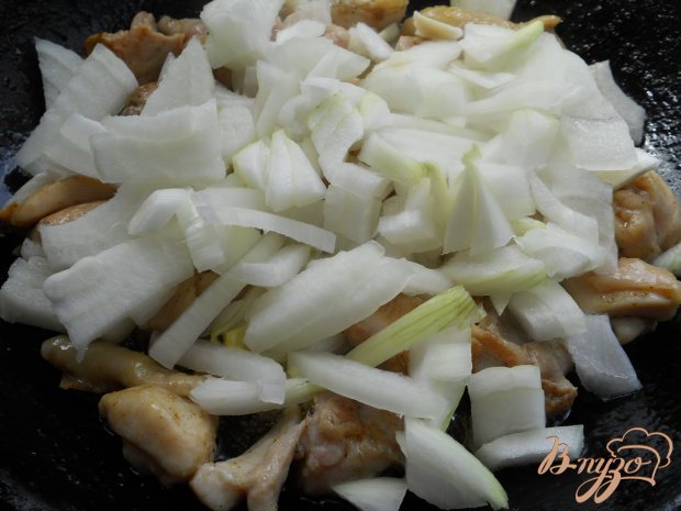 Молодой картофель с жареной курицей и горошком Молодой картофель с жареной курицей и горошком