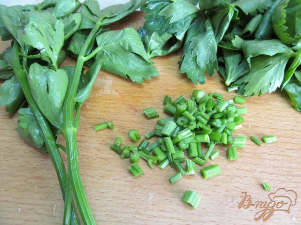 Курица тушенная с сельдереем в мультиварке Курица тушенная с сельдереем в мультиварке
