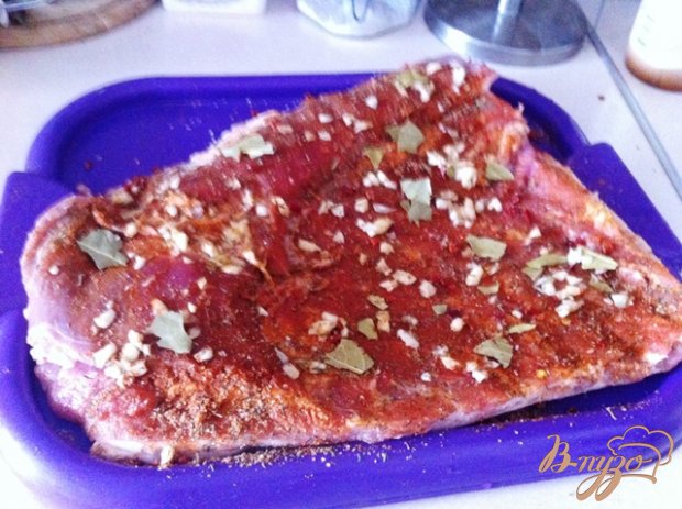 Рулет из грудинки с черносливом и чесноком Рулет из грудинки с черносливом и чесноком