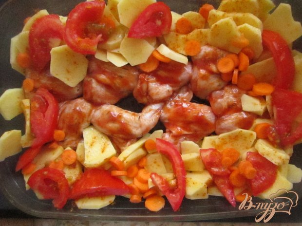 Куриные крылья запеченные в томатном соусе с картофелем Куриные крылья запеченные в томатном соусе с картофелем