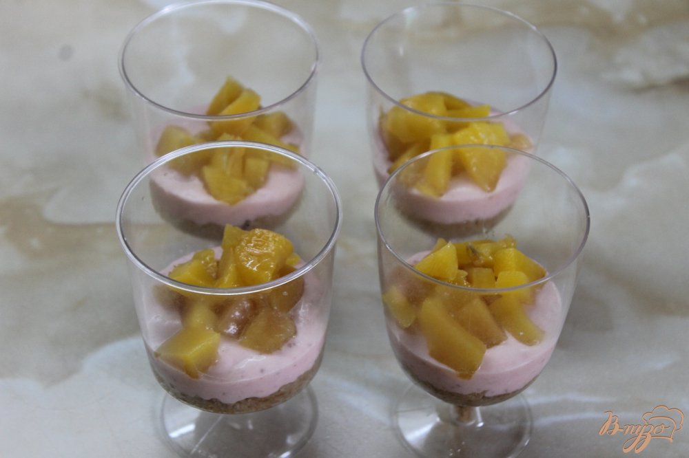 Творожный десерт с клубничным муссом и фруктами