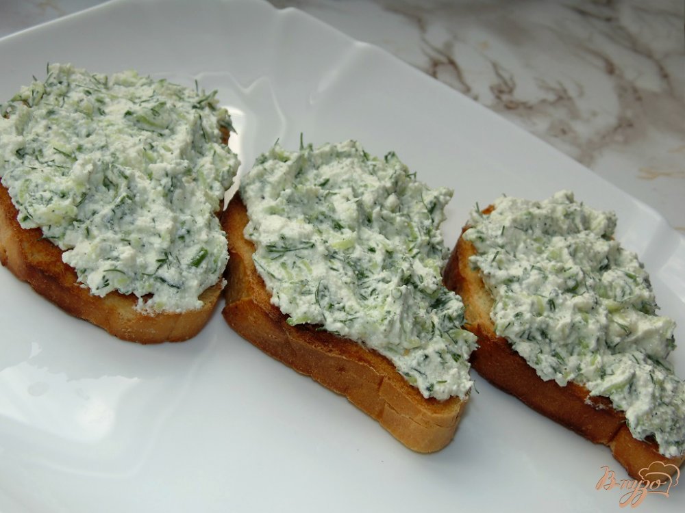 Тосты с творогом и свежим огурцом Тосты с творогом и свежим огурцом