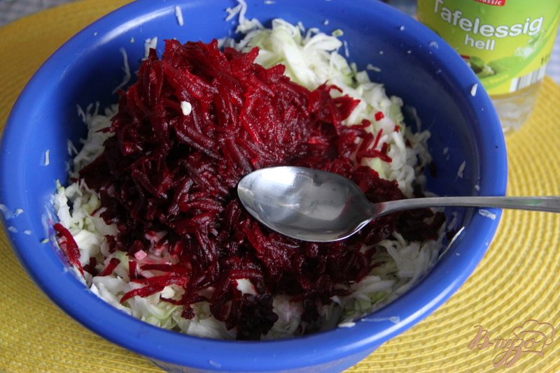 Салат из капусты и свеклы с горошком и сыром Салат из капусты и свеклы с горошком и сыром