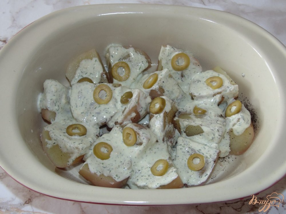 Картофель запеченный под сметаной с оливками и сыром Картофель запеченный под сметаной с оливками и сыром