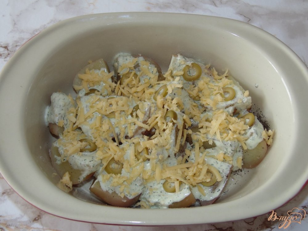 Картофель запеченный под сметаной с оливками и сыром Картофель запеченный под сметаной с оливками и сыром