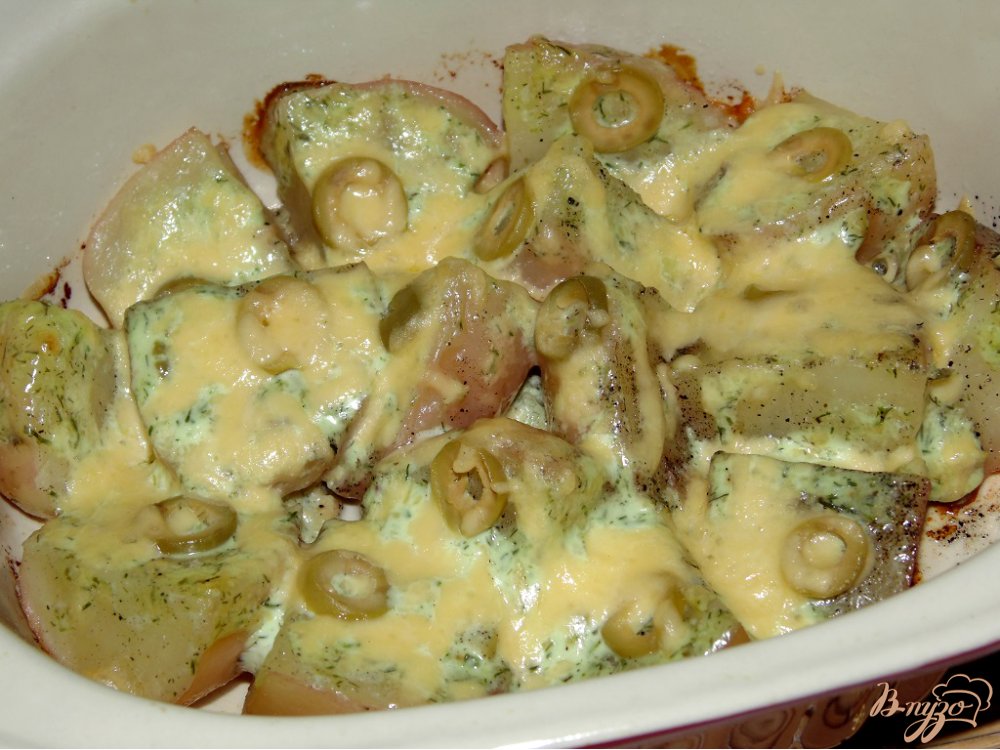 Картофель запеченный под сметаной с оливками и сыром Картофель запеченный под сметаной с оливками и сыром