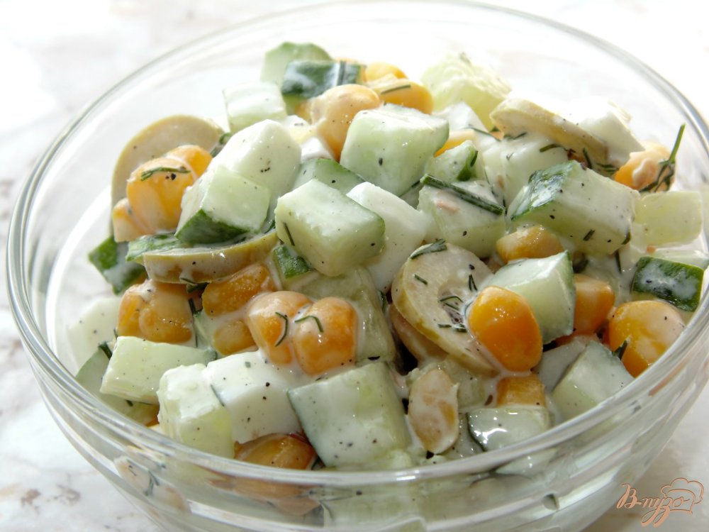 Салат с отварной кукурузой и зелеными оливками Салат с отварной кукурузой и зелеными оливками