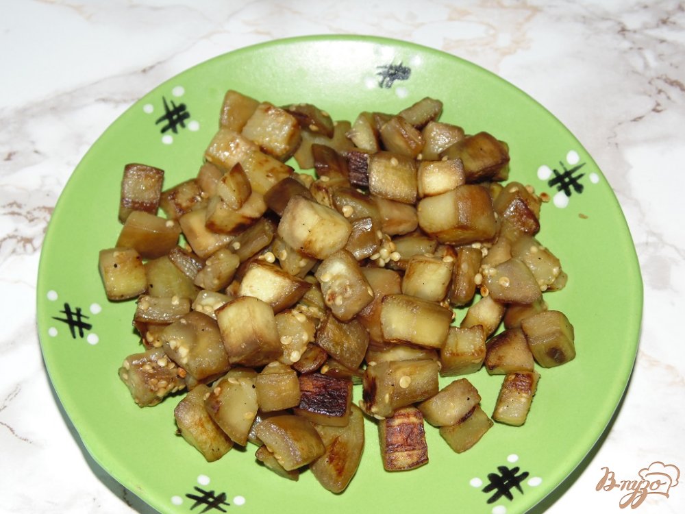 Салат из баклажана с мясом птицы, яйцом и перцем Салат из баклажана с мясом птицы, яйцом и перцем