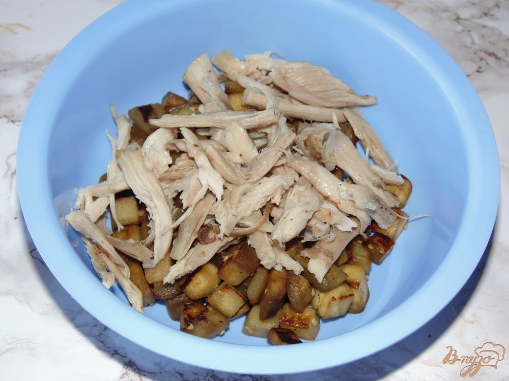 Салат из баклажана с мясом птицы, яйцом и перцем Салат из баклажана с мясом птицы, яйцом и перцем