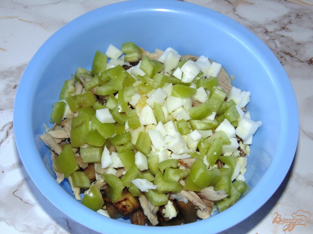 Салат из баклажана с мясом птицы, яйцом и перцем Салат из баклажана с мясом птицы, яйцом и перцем