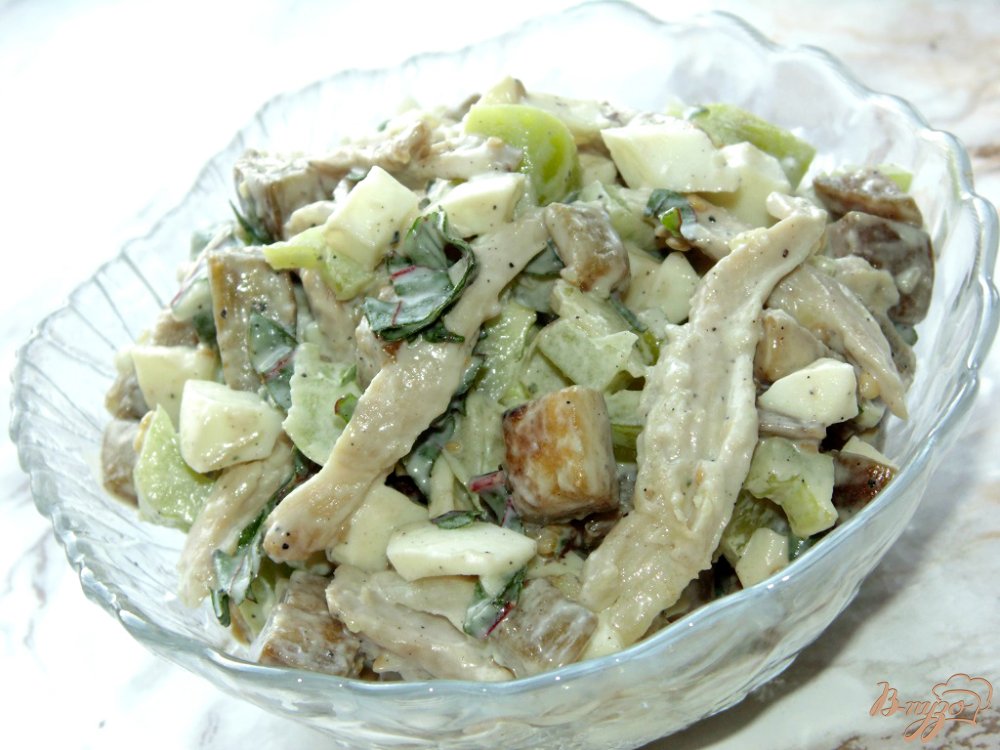 Салат из баклажана с мясом птицы, яйцом и перцем Салат из баклажана с мясом птицы, яйцом и перцем