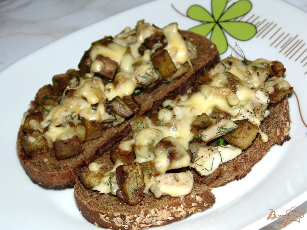 Гренки с баклажаном и мясом птицы Гренки с баклажаном и мясом птицы
