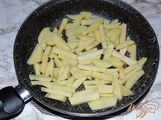 Жареный картофель с помидорами и луком Жареный картофель с помидорами и луком