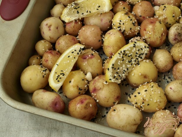 Молодая картошка запечённая с лимоном и кунжутом Молодая картошка запечённая с лимоном и кунжутом
